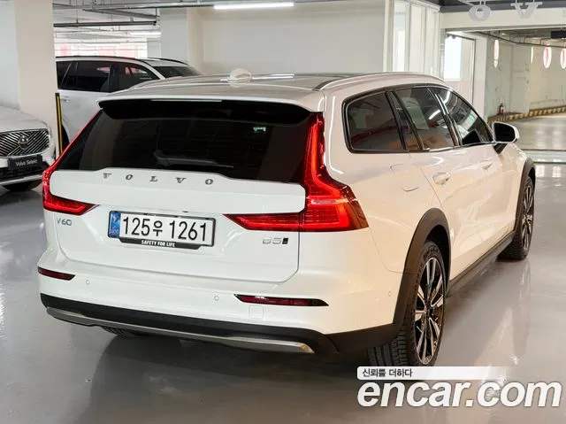 Volvo V60 — Фото автомобиля 2
