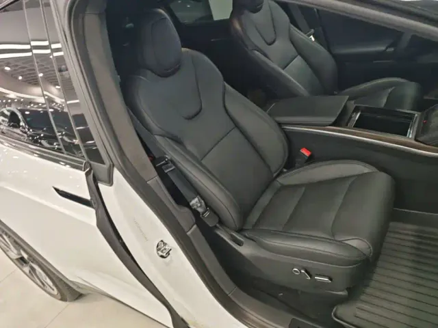 Tesla Model X — Фото автомобиля 24