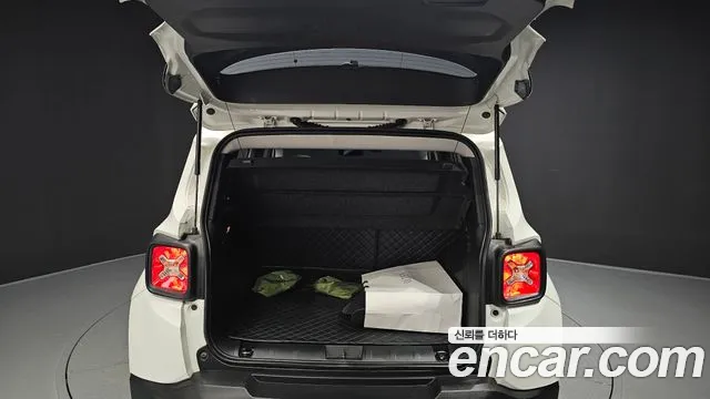 Jeep Renegade — Фото автомобиля 20