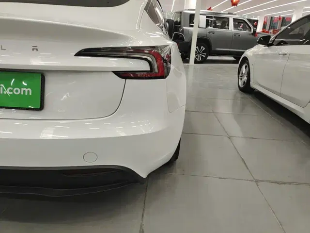 Tesla Model 3 — Фото автомобиля 7