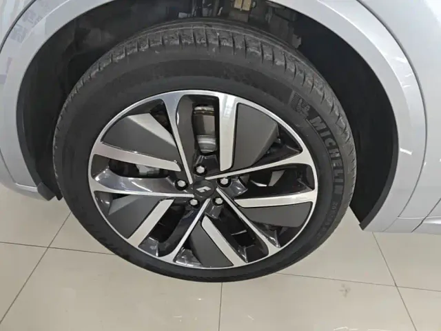 Li Auto L8 — Фото автомобиля 22