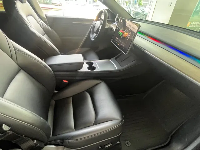 Tesla Model Y — Фото автомобиля 11