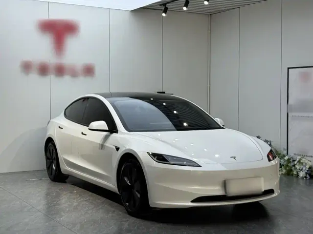 Tesla Model 3 — Фото автомобиля 3