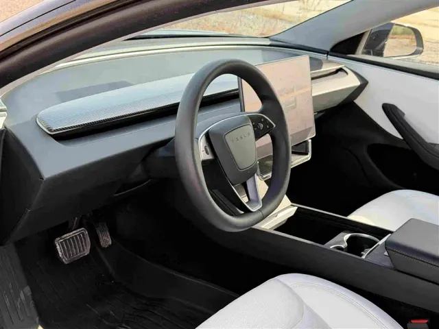 Tesla Model 3 — Фото автомобиля 11