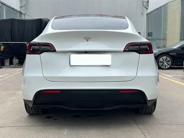 Tesla Model Y — Фото автомобиля 7