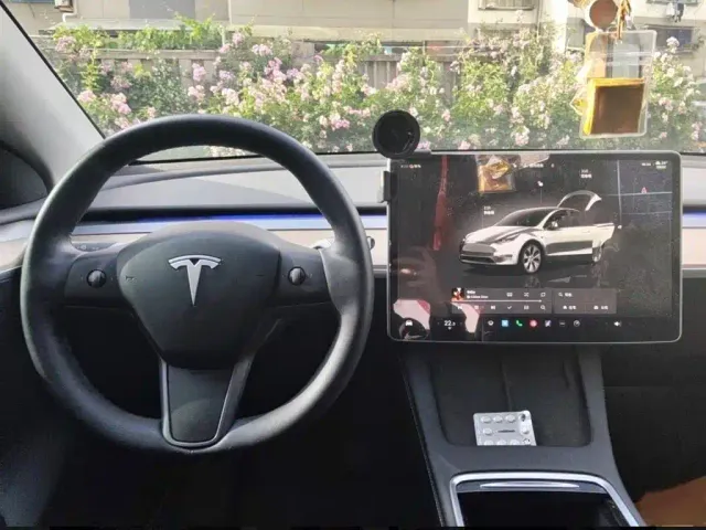 Tesla Model Y — Фото автомобиля 13