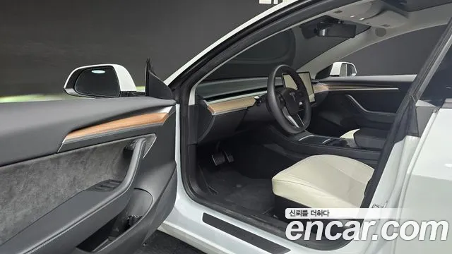 Tesla Model 3 — Фото автомобиля 15