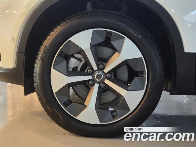 Volvo XC40 — Фото автомобиля 5