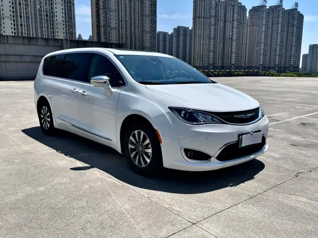Chrysler Grand Caravan PHEV — Фото автомобиля 2