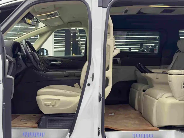 Toyota Alphard 2024 Hybrid 2.5L Ultimate Enjoyment Edition — Фото автомобиля 8