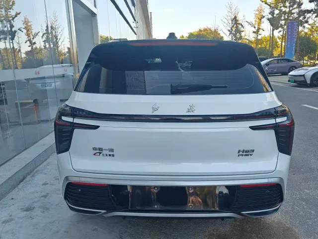 Hongqi HS3 PHEV — Фото автомобиля 10