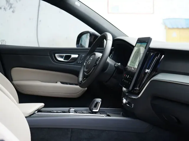 Volvo XC60 — Фото автомобиля 24
