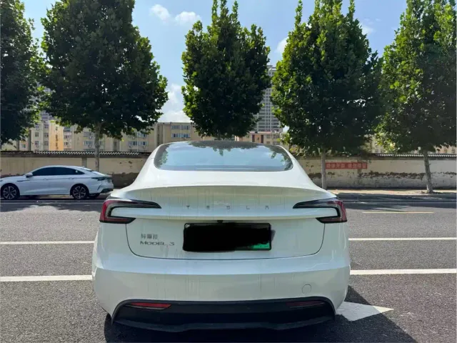 Tesla Model 3 — Фото автомобиля 8