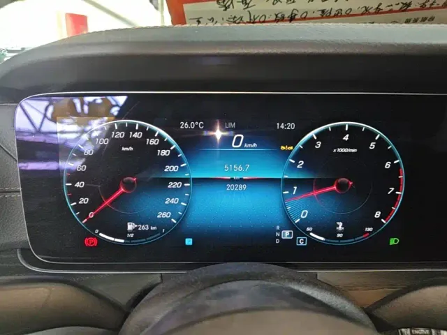 Mercedes-Benz E-Class — Фото автомобиля 11