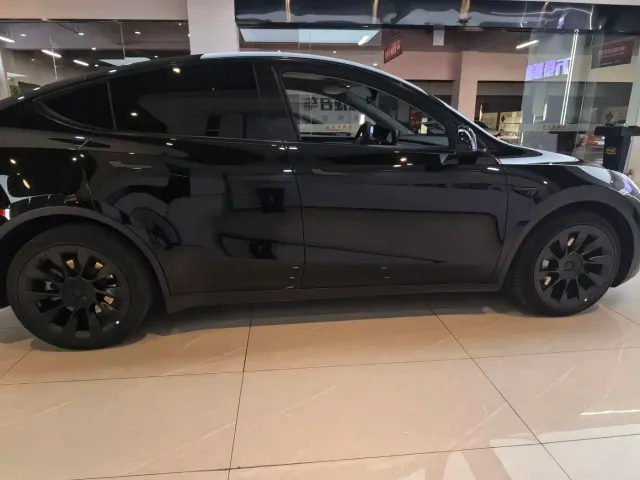 Tesla Model Y — Фото автомобиля 9