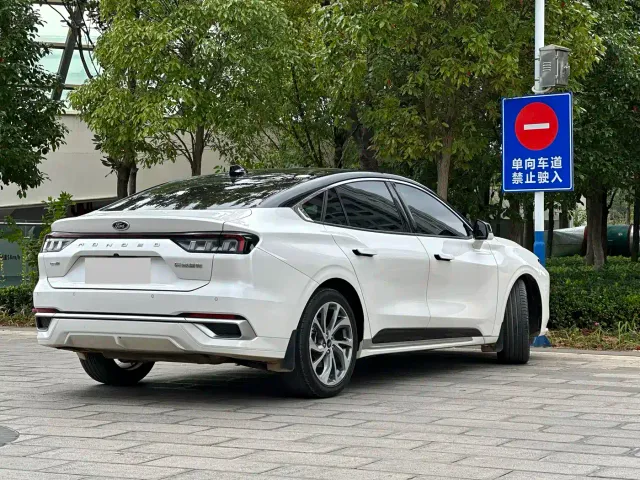 Ford Mondeo — Фото автомобиля 6