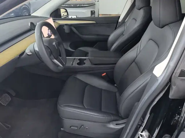 Tesla Model Y — Фото автомобиля 14