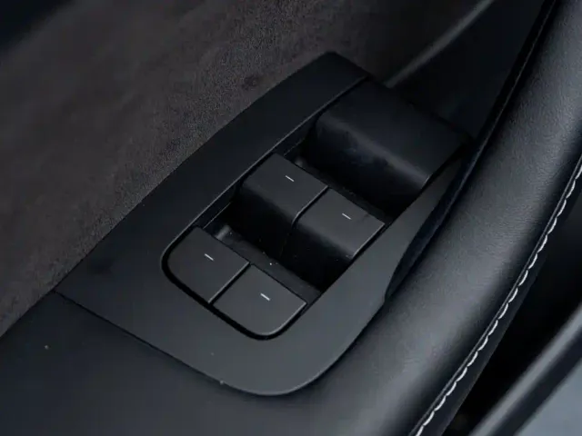 Tesla Model 3 — Фото автомобиля 23