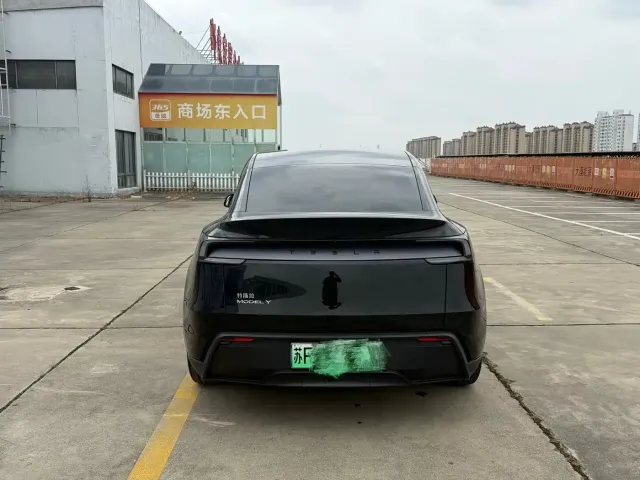 Tesla Model Y — Фото автомобиля 11