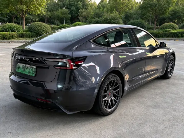 Tesla Model 3 — Фото автомобиля 3
