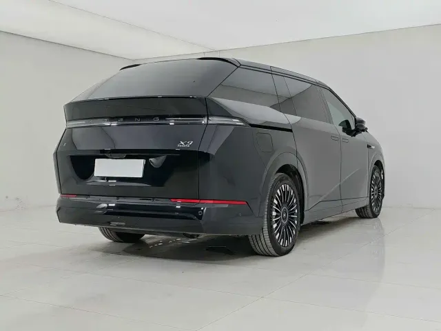 Xpeng X9 — Фото автомобиля 6