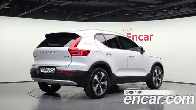 Volvo XC40 — Фото автомобиля 2