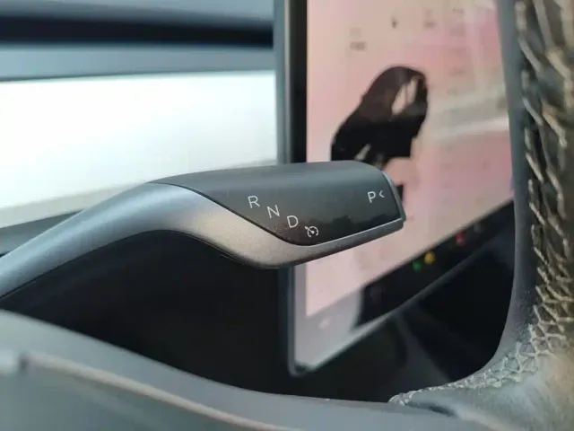 Tesla Model Y — Фото автомобиля 13