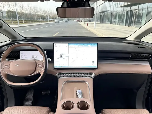 Xpeng X9 — Фото автомобиля 5