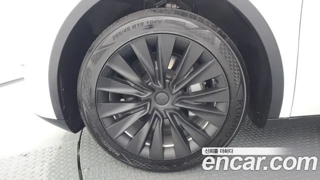 Tesla Model Y — Фото автомобиля 3