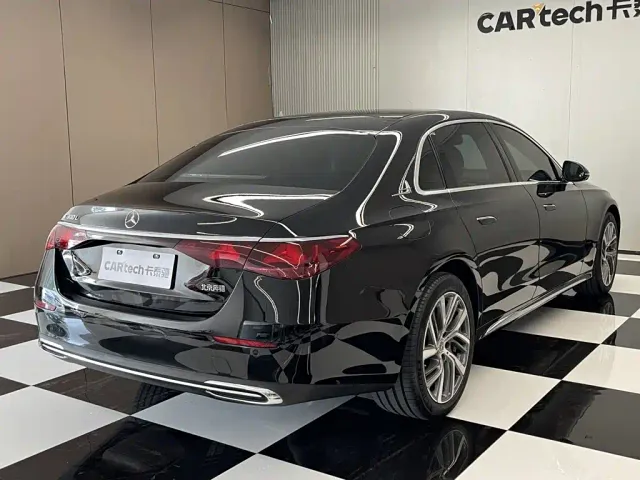 Mercedes-Benz E-Class — Фото автомобиля 4