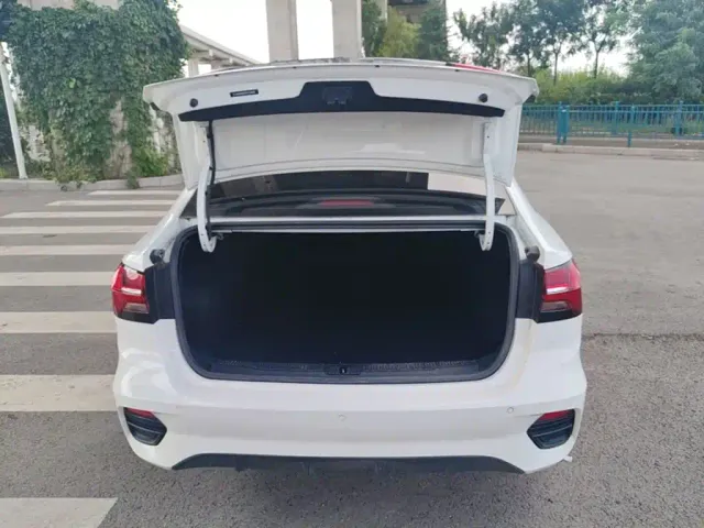 Roewe i5 — Фото автомобиля 18