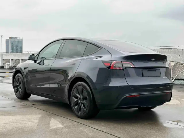 Tesla Model Y — Фото автомобиля 6