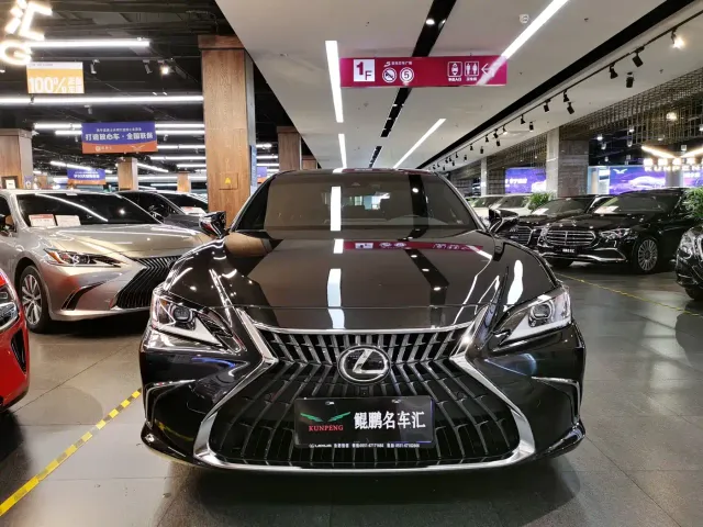 Lexus ES — Фото автомобиля 2