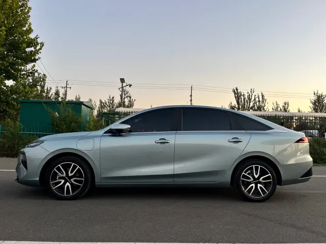 Roewe D6 — Фото автомобиля 4