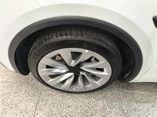 Tesla Model Y — Фото автомобиля 24