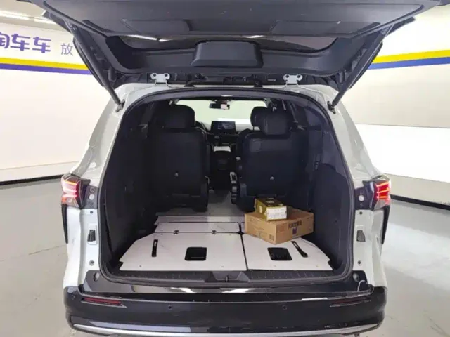 Toyota Sienna — Фото автомобиля 4