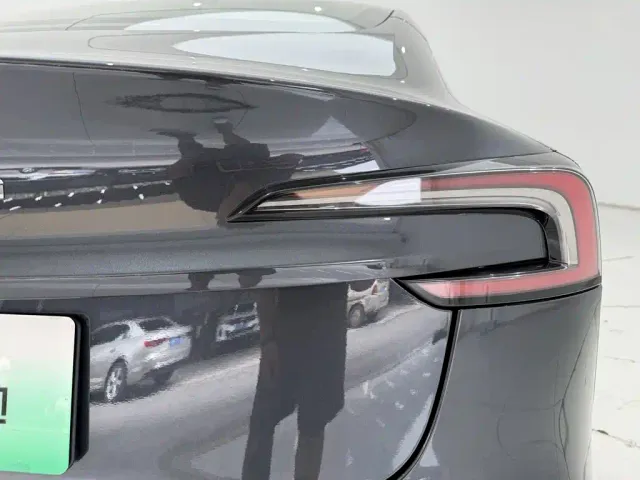 Tesla Model 3 — Фото автомобиля 10
