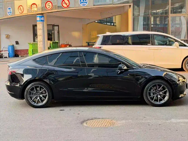 Tesla Model 3 — Фото автомобиля 7