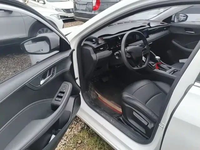 Roewe Roewe i5 2023 1.5L CVT Luxury Edition — Фото автомобиля 15