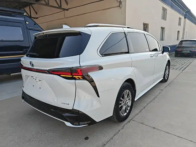 Toyota Sienna — Фото автомобиля 6