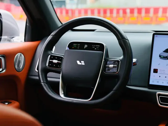 Li Auto L6 — Фото автомобиля 11