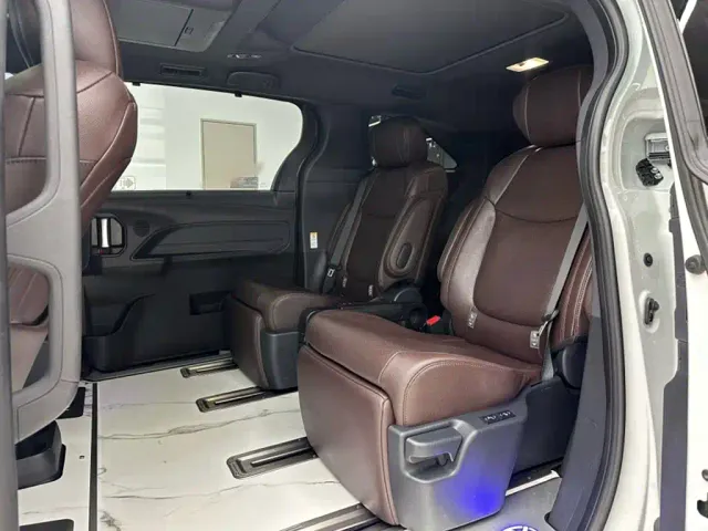 Toyota Sienna — Фото автомобиля 9