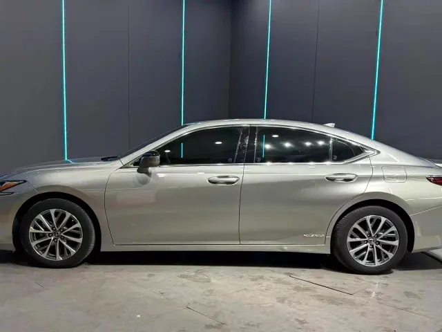 Lexus ES — Фото автомобиля 4
