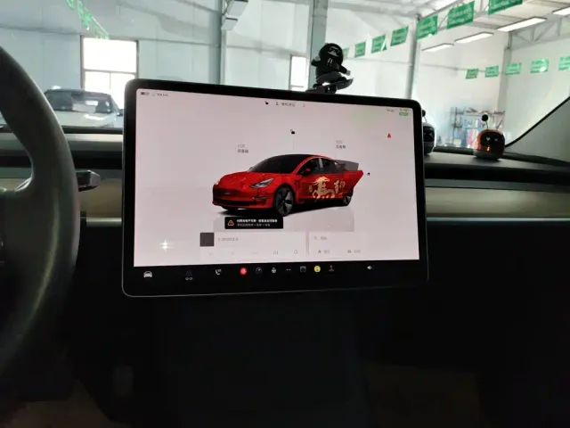 Tesla Model 3 — Фото автомобиля 8