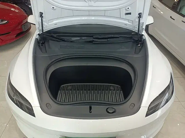 Tesla Model 3 — Фото автомобиля 19