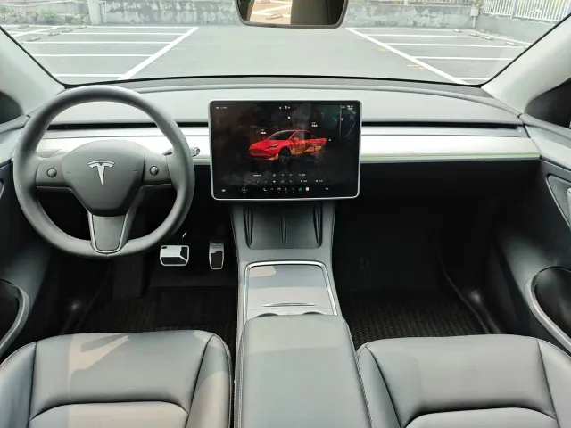Tesla Model Y — Фото автомобиля 9
