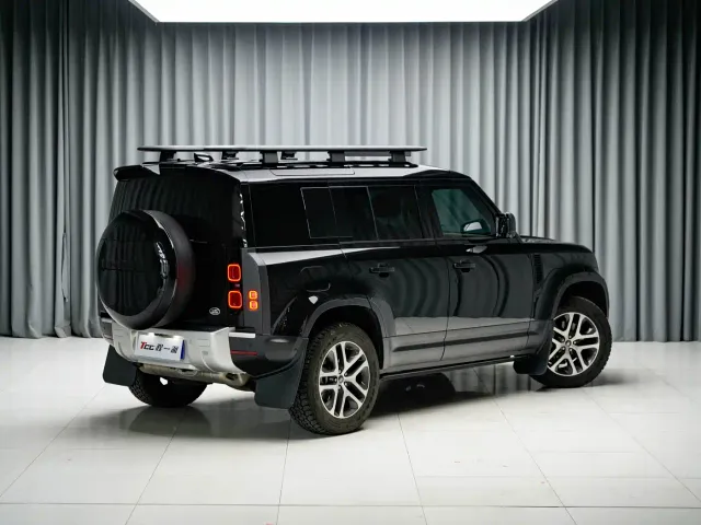 Land Rover Defender — Фото автомобиля 8