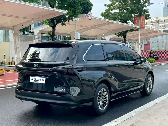 Toyota Sienna — Фото автомобиля 5