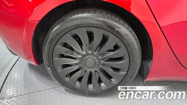 Tesla Model 3 — Фото автомобиля 5