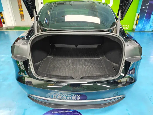 Tesla Model 3 — Фото автомобиля 19
